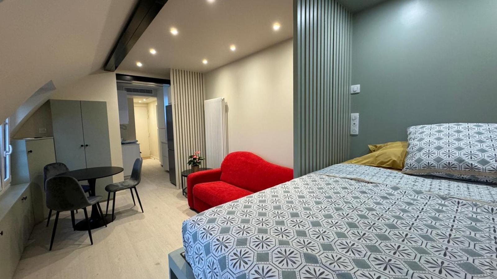 Charmant Studio Renove Avec Vue Sur Les Toits De 7e Arrondissement Appartement