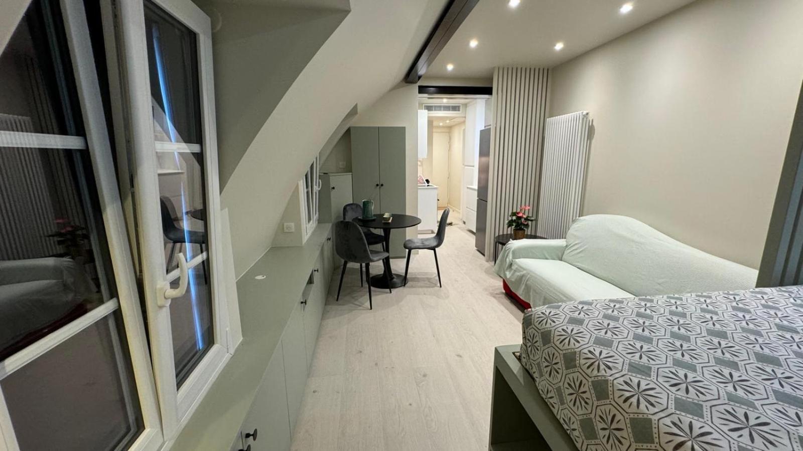 Charmant Studio Renove Avec Vue Sur Les Toits De 7e Arrondissement Appartement Parijs
