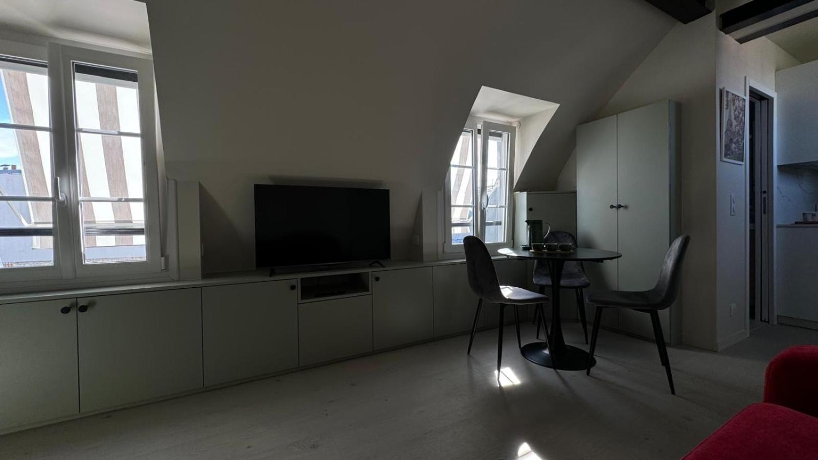 Charmant Studio Renove Avec Vue Sur Les Toits De 7e Arrondissement Appartement