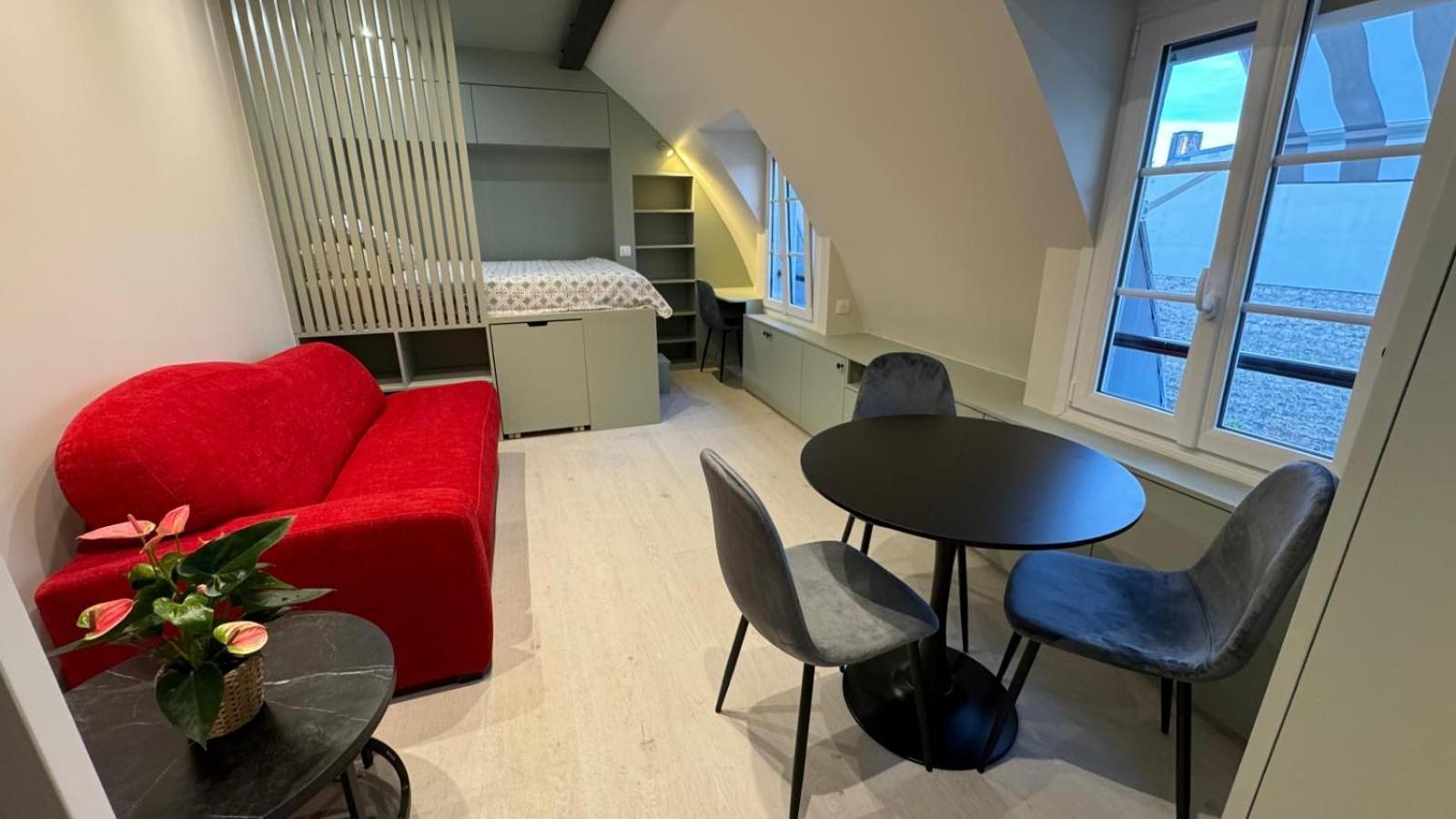 Appartement Charmant Studio Renove Avec Vue Sur Les Toits De 7e Arrondissement