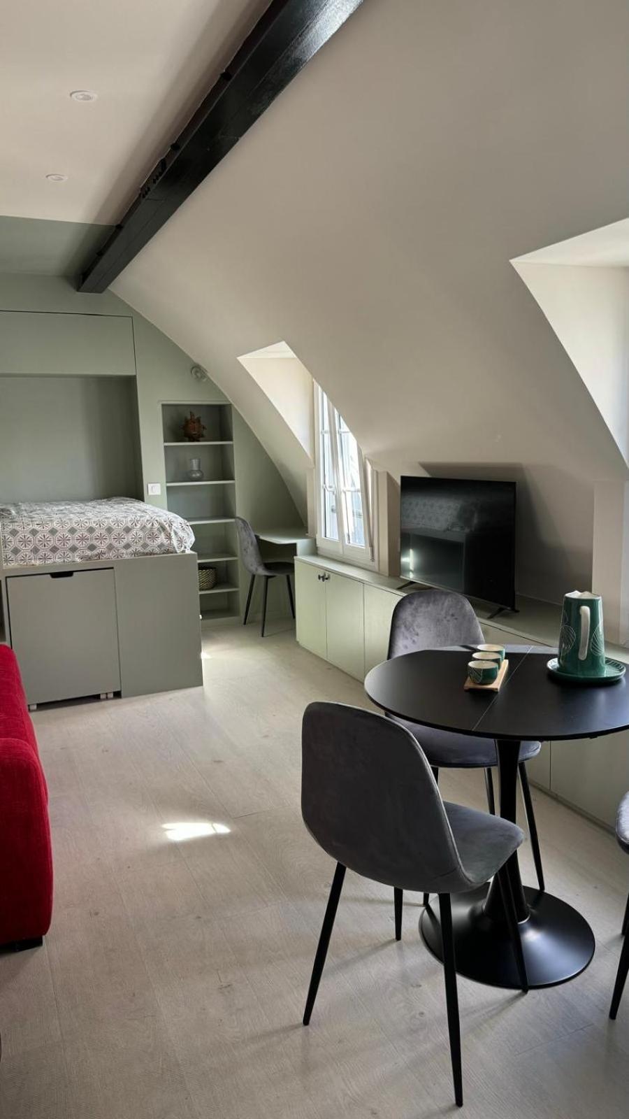 Charmant Studio Renove Avec Vue Sur Les Toits De 7e Arrondissement * Parijs