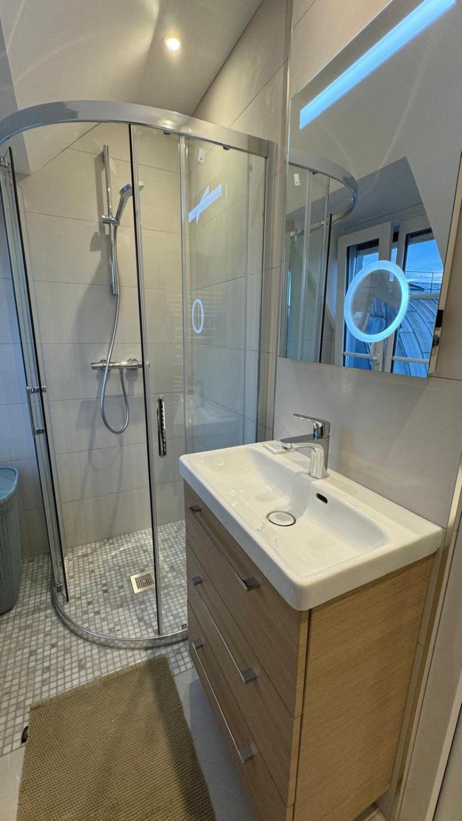 Charmant Studio Renove Avec Vue Sur Les Toits De 7e Arrondissement Appartement Parijs