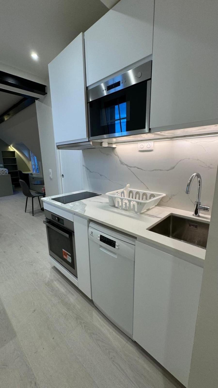 Charmant Studio Renove Avec Vue Sur Les Toits De 7e Arrondissement Appartement